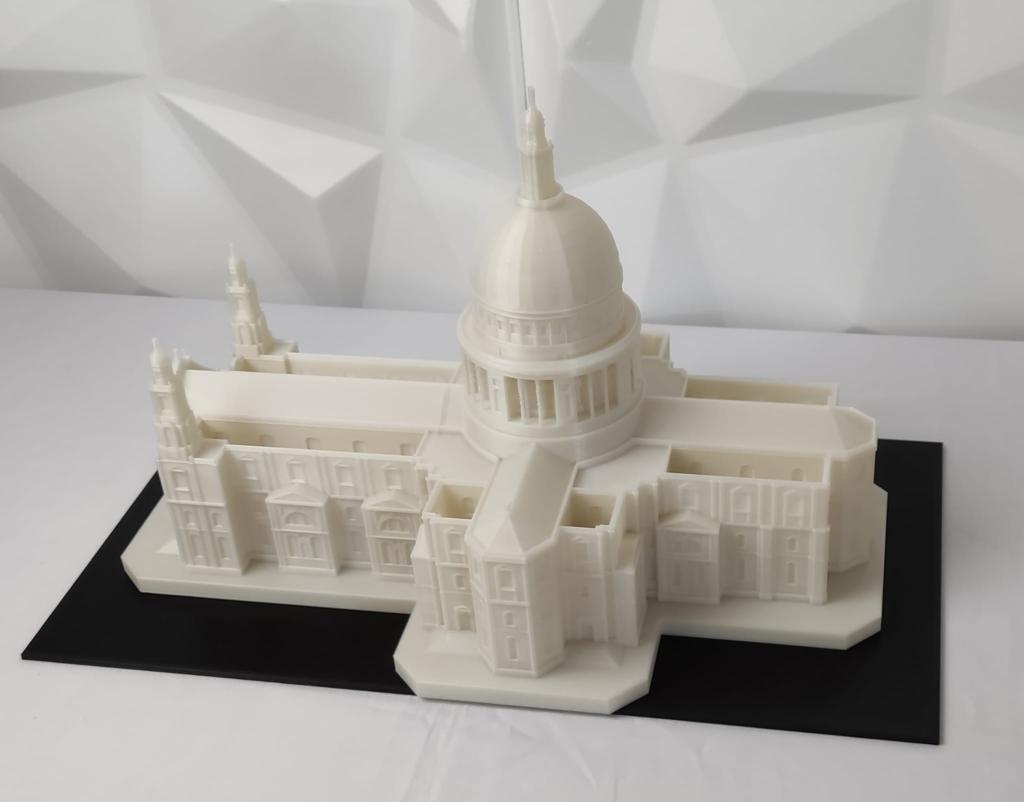 Maqueta arquitectónica de catedral impresa en 3D con detalle milimétrico