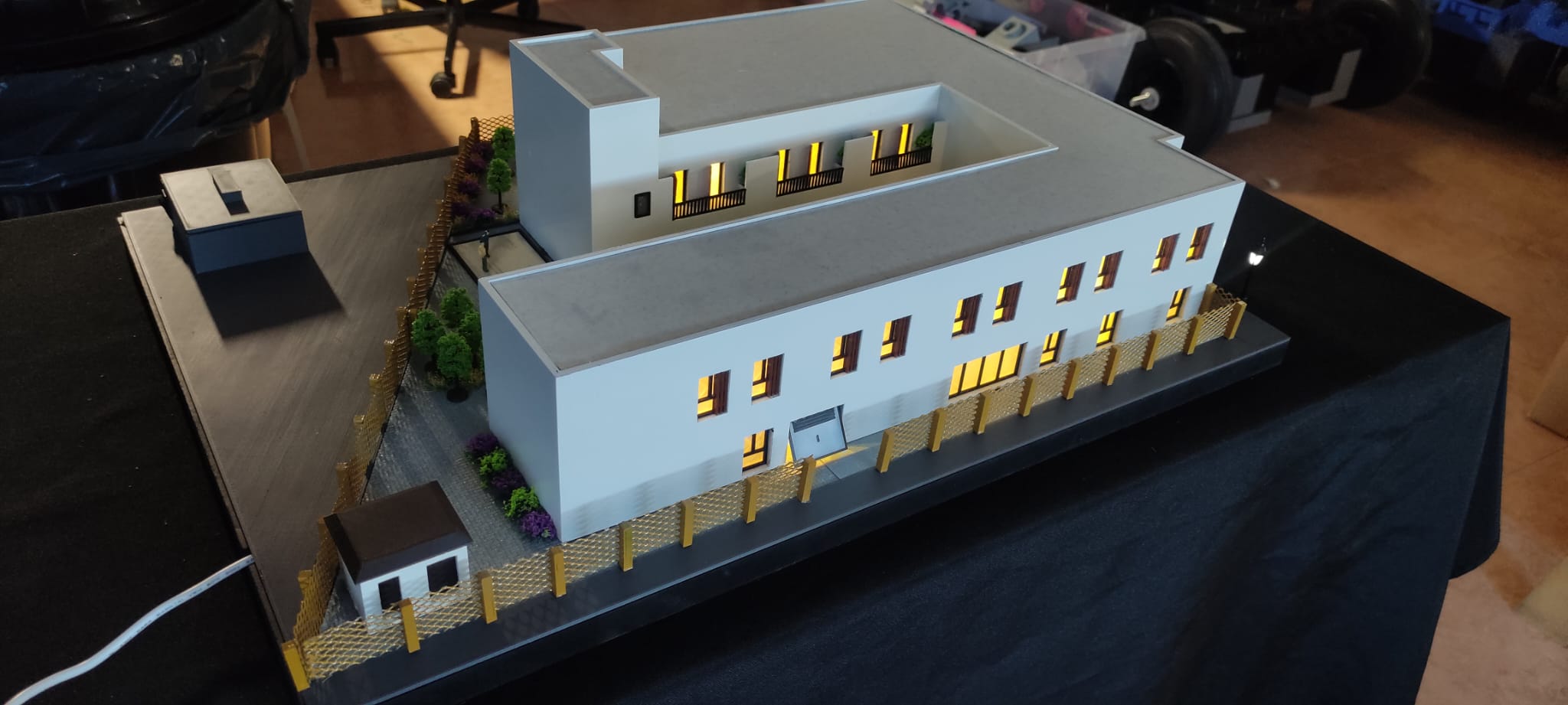 Maqueta de edificio residencial impresa en 3D con iluminación interior LED