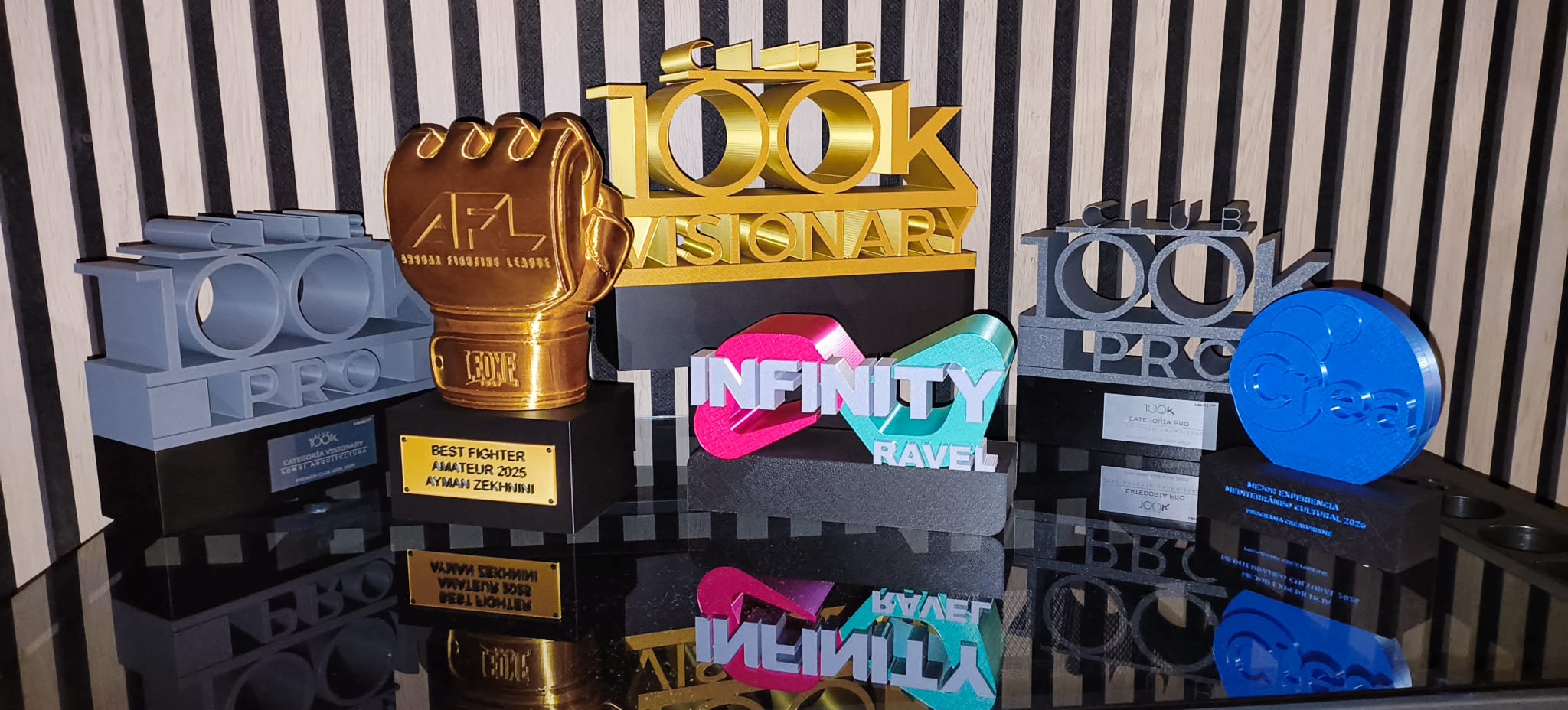 Colección de trofeos y premios personalizados impresos en 3D con diferentes acabados y colores