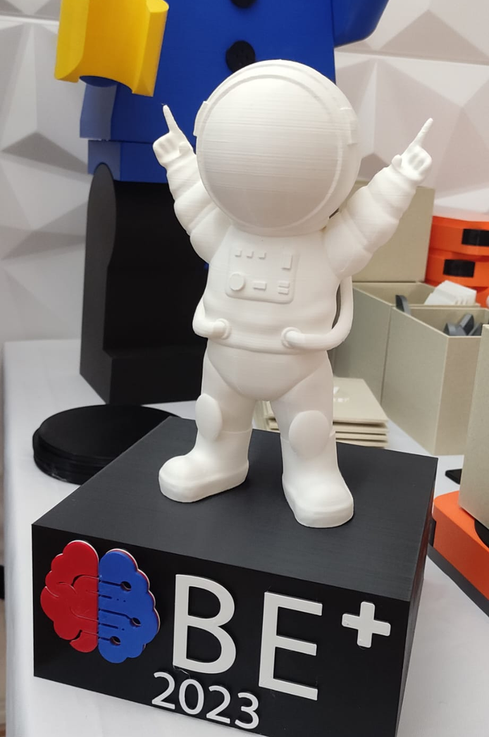 Figura astronauta BE+ 2023 y figura Lego corporativa